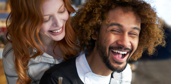 un couple s'enlace en rigolant