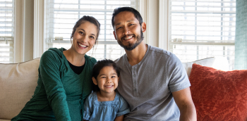 Un couple avec un enfant assis sur un canapé
