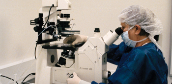 un médecin examine des analyses au microscope