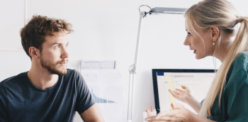 Rendez vous entre un médecin et un homme