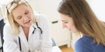 consultation entre un médecin et une femme