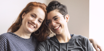 Portrait d'un couple féminin qui sourit