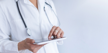 Docteur avec une tablette dans les mains