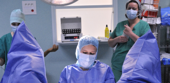 Médecin en blouse bleu effectue un prélèvement sur une personne