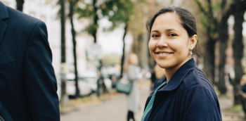 une femme sourit dans la rue
