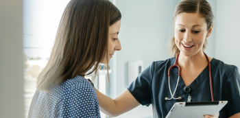 consultation entre un médecin et une femme
