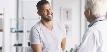 Consultation entre un médecin et un homme