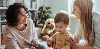 un couple féminin joue avec un enfant