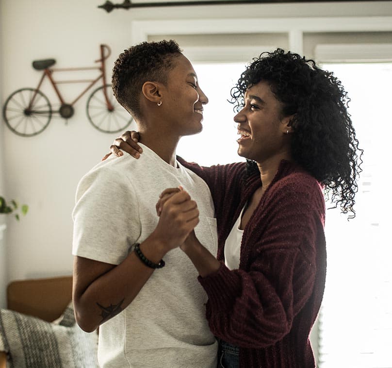 un couple féminin danse dans un salon