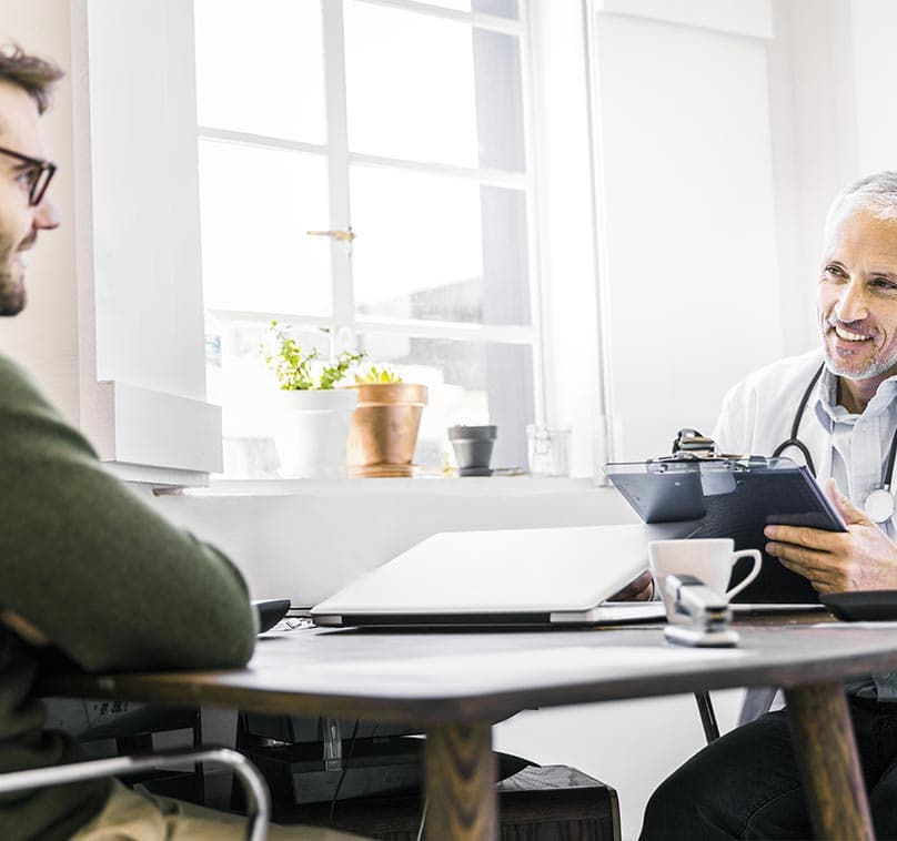 Rendez vous entre un médecin et un homme autour d'une table