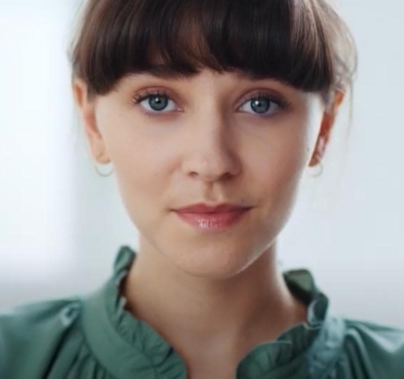 Visage d'une femme brune aux yeux bleu