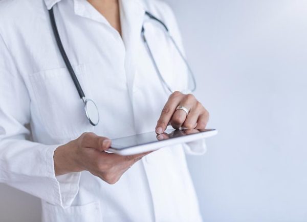 Docteur avec une tablette dans les mains