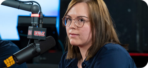 Une femme parle dans un micro de Skyrock