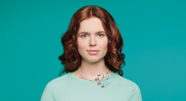 Jeune femme rousse sur un fond turquoise