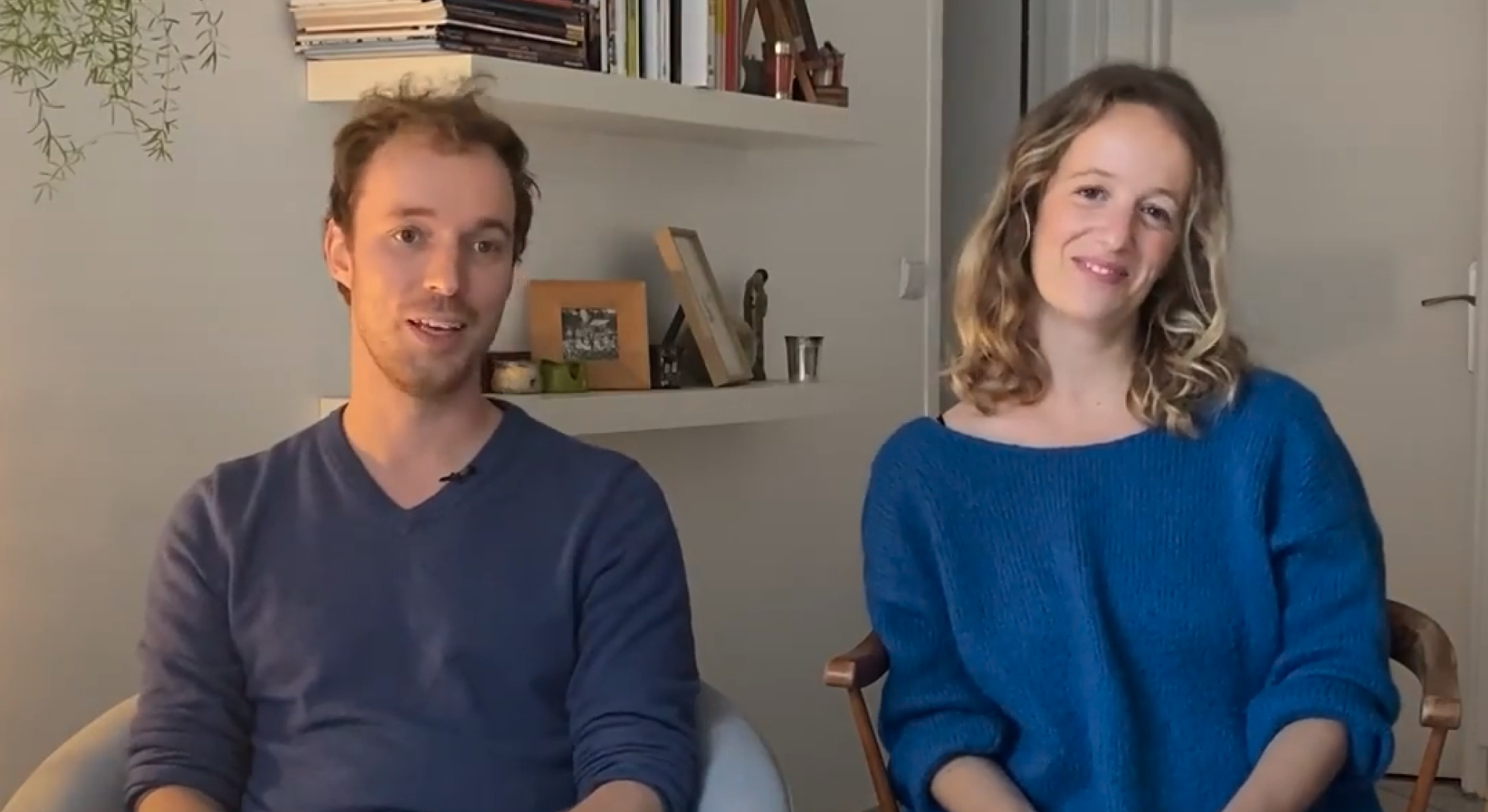 une femme et un homme sont assis sur des chaises et répondent à des questions