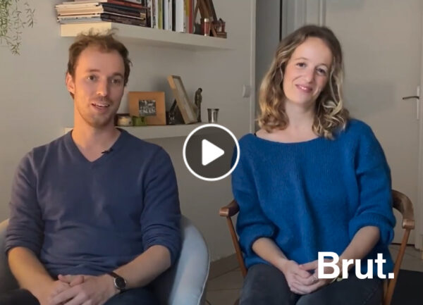 une femme et un homme sont assis sur des chaises et répondent à des questions