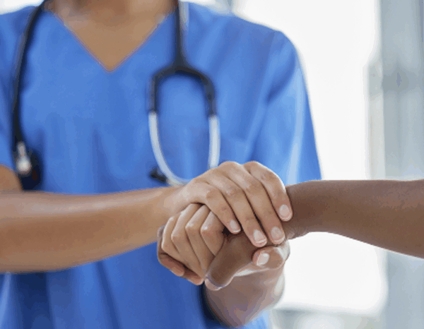 Une médecin apporte du soutien